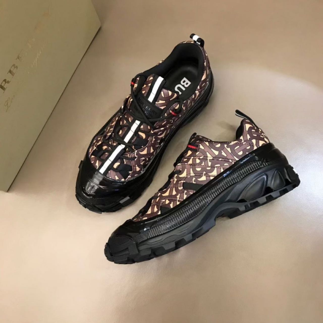 شنط تقليد ديور قوتشي Burberry Monogram Print Arthur Sneakers فندي بلنسياقا  شوزدرجة اولىهاي كواليتي Burberry Monogram Print Arthur Sneakers موقع تقليد  ماركات رخيصه متجر بالجمله الصين Burberry Monogram Print Arthur Sneakers  الرياض