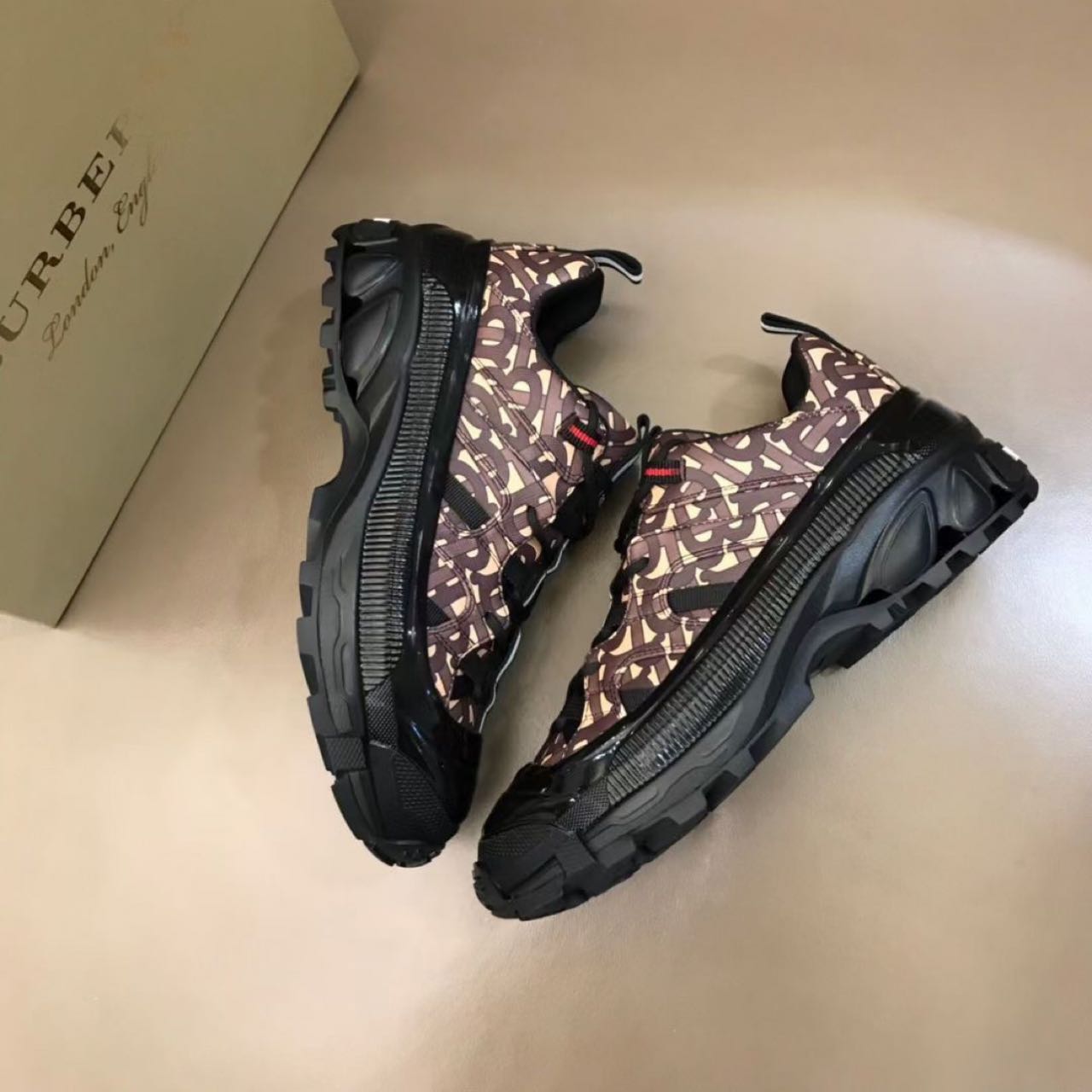 شنط تقليد ديور قوتشي Burberry Monogram Print Arthur Sneakers فندي بلنسياقا  شوزدرجة اولىهاي كواليتي Burberry Monogram Print Arthur Sneakers موقع تقليد  ماركات رخيصه متجر بالجمله الصين Burberry Monogram Print Arthur Sneakers  الرياض